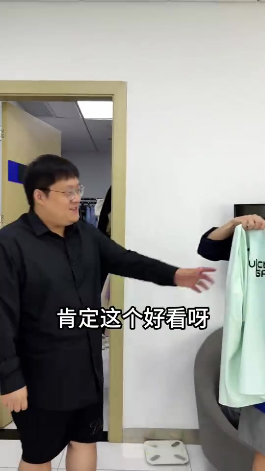 解说米勒整活视频：今天这俩队服哪个好看一点？